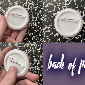 Puede incluir: La parte posterior de un pin redondo blanco con un pasador de seguridad adjunto. El texto "back of pin" est&aacute; escrito en blanco sobre un fondo morado.