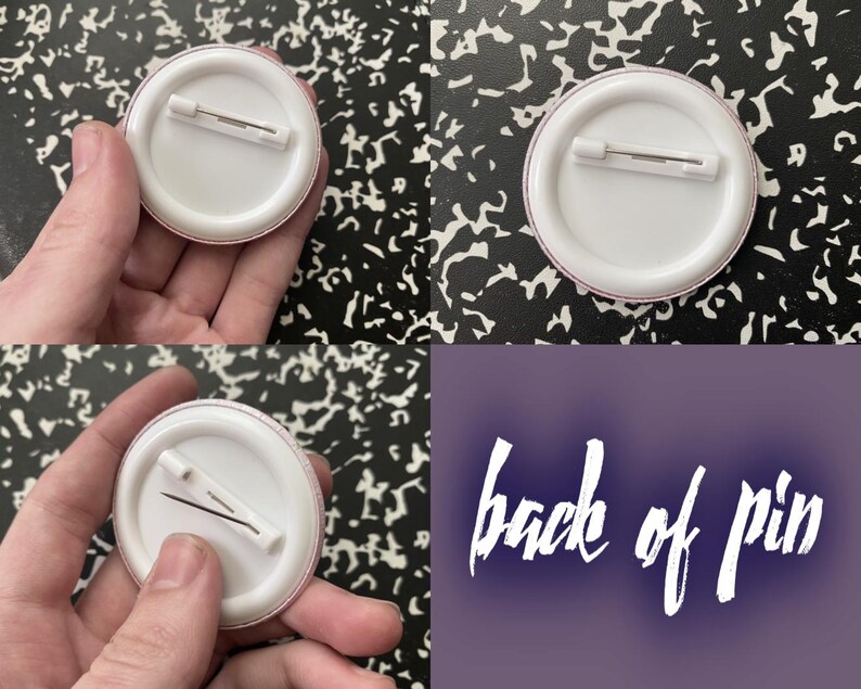 Puede incluir: La parte posterior de un pin redondo blanco con un pasador de seguridad adjunto. El texto "back of pin" est&aacute; escrito en blanco sobre un fondo morado.