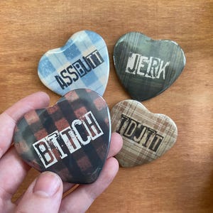 Team Free Will Supernatural Pins - 5 cm hjärtformade knappar baktill bild 2