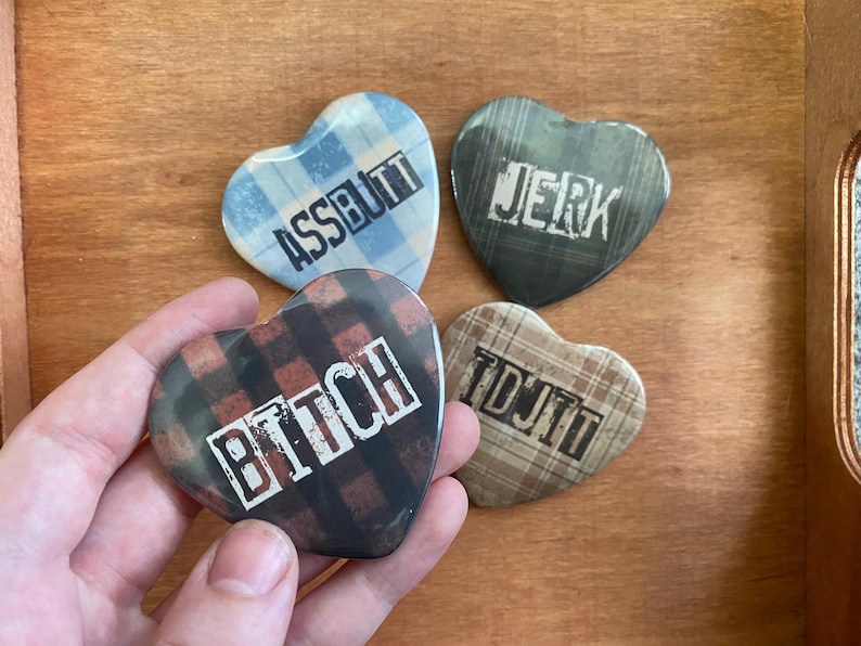 Team Free Will Supernatural Pins - 5 cm hjärtformade knappar baktill bild 2