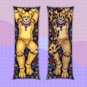 Peut inclure: Une housse de coussin rectangulaire représentant deux illustrations d'un personnage animatronique lapin jaune. Le côté gauche montre une version propre, tandis que le côté droit montre une version usée et abîmée. Tous deux portent des nœuds papillon violets.