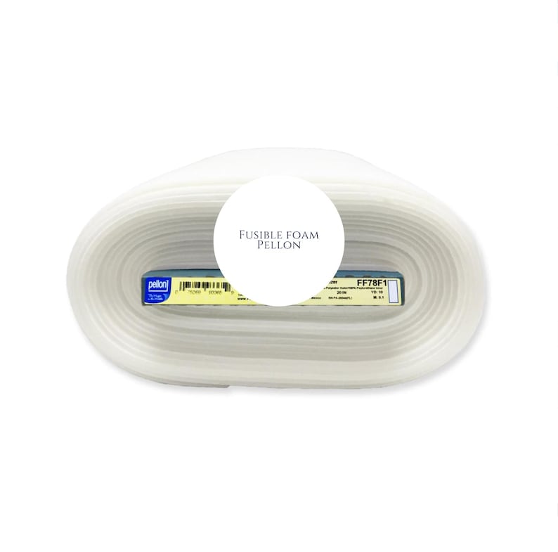 Puede incluir: Un rollo de tela de espuma fusible Pellon blanca. La etiqueta dice "Fusible Foam Pellon" y "FF78F1". La tela est&aacute; enrollada y lista para usar en varios proyectos de manualidades y costura. El rollo mide aproximadamente 50 cm de ancho.