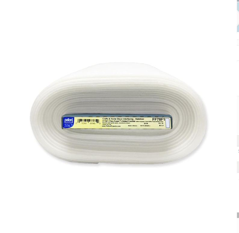 Puede incluir: Un rollo de entretela fusible Pellon FF78F1 Flex-Foam 1-Sided blanco. La etiqueta del producto es azul y blanca, con texto negro. El rollo tiene forma ovalada y parece estar hecho de un material suave y flexible, adecuado para proyectos de manualidades y decoraci&oacute;n del hogar.
