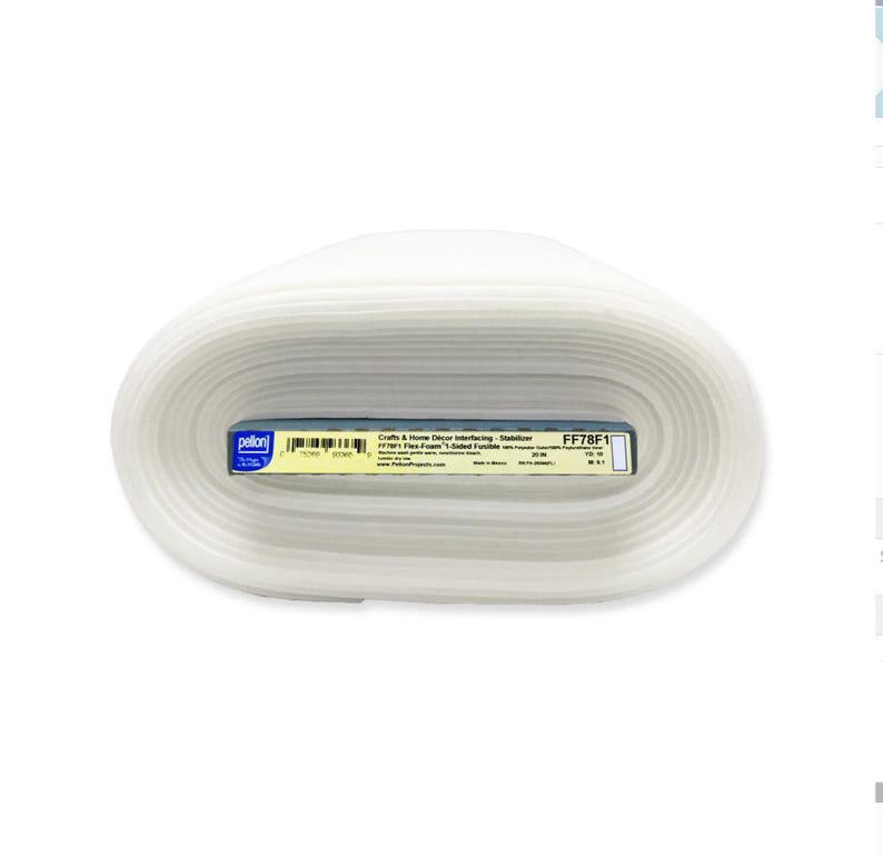 Puede incluir: Un rollo de entretela fusible Pellon FF78F1 Flex-Foam 1-Sided blanco. La etiqueta del producto es azul y blanca, con texto negro. El rollo tiene forma ovalada y parece estar hecho de un material suave y flexible, adecuado para proyectos de manualidades y decoraci&oacute;n del hogar.