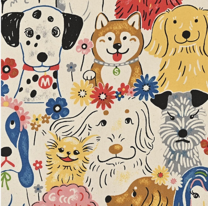 Może przedstawiać: Fantazyjny wz&oacute;r na tkaninie z ilustracjami ps&oacute;w, w tym dalmatyńczyka, Shiba Inu i Golden Retriever, otoczonych kolorowymi kwiatami. Psy mają ekspresyjne twarze na kremowym tle.