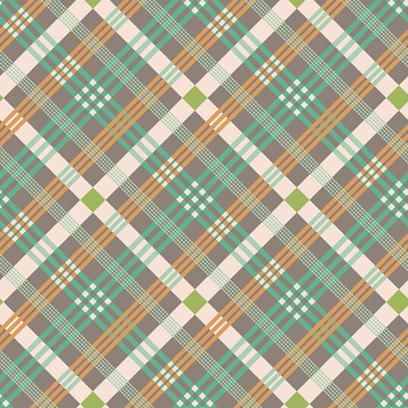 K&ouml;nnte beinhalten: Ein sich wiederholendes Karomuster in Braun-, Gr&uuml;n-, Orange- und Wei&szlig;t&ouml;nen. Das Design weist diagonale Linien auf, die sich kreuzen und einen gitterartigen Effekt erzeugen. Kleine Quadrate in Wei&szlig; und Gr&uuml;n sind im Muster verstreut.