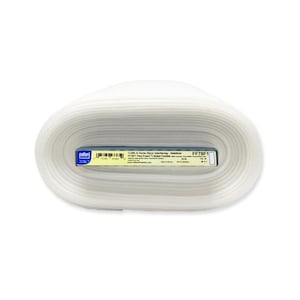 Puede incluir: Un rollo de entretela fusible Pellon FF78F1 Flex-Foam 1-Sided blanco. La etiqueta del producto es azul y blanca, con texto negro. El rollo tiene forma ovalada y parece estar hecho de un material suave y flexible, adecuado para proyectos de manualidades y decoraci&oacute;n del hogar.