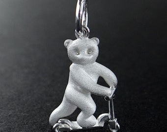 Ciondolo in argento sterling a forma di orsetto con scooter
