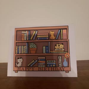 Gatos na estante Cartão de feliz aniversário