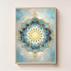 Puede incluir: Una impresión artística enmarcada con un diseño de mandala detallado. La obra de arte presenta un patrón simétrico con tonos de azul, dorado y blanco. El mandala se encuentra sobre un fondo suave, similar a una acuarela, y el marco es de madera clara.