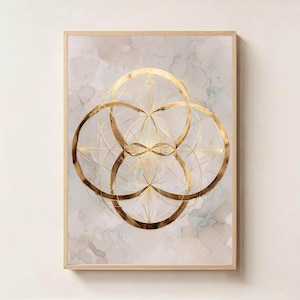 Op de afbeelding: Gouden geometrische kunstprint in een natuurlijke houten lijst. Het kunstwerk toont overlappende gouden cirkels en lijnen op een aquarel-achtige achtergrond met neutrale tinten. Een decoratief stuk voor de interieurdecoratie.