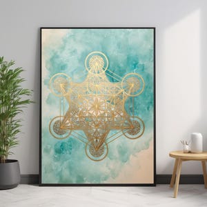 Pu&ograve; includere: Stampa artistica incorniciata con un design dorato del Cubo di Metatron. Il motivo geometrico &egrave; posto su uno sfondo acquerellato nei toni del turchese e pesca. L'opera d'arte &egrave; presentata in una cornice nera.