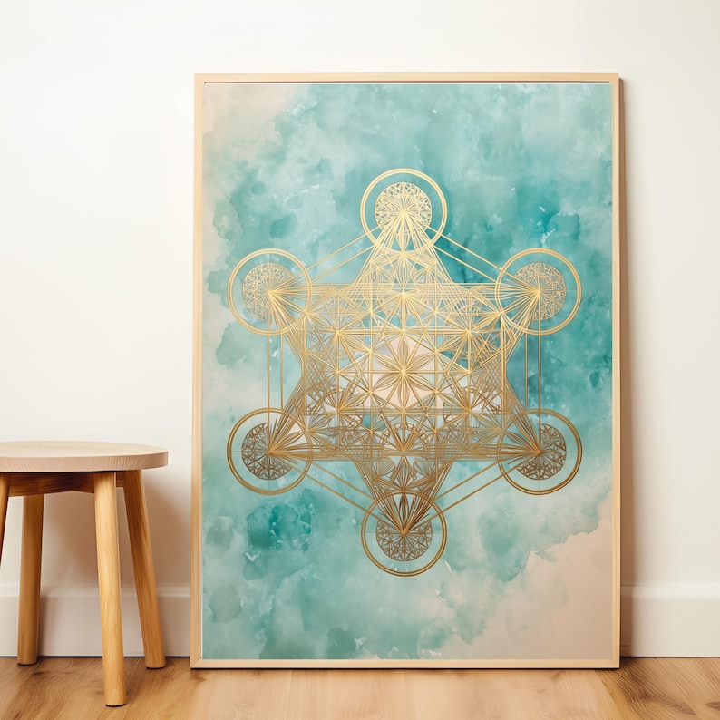 Pu&ograve; includere: Una stampa artistica incorniciata con un design geometrico dorato su uno sfondo acquerello turchese e rosa. L'opera d'arte &egrave; in una cornice di legno chiaro ed &egrave; esposta contro un muro bianco. Uno sgabello di legno &egrave; in primo piano.