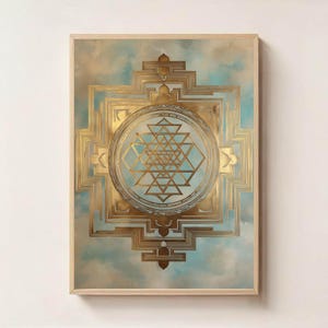 K&ouml;nnte beinhalten: Gerahmtes Kunstwerk mit einem goldenen geometrischen Design auf einem t&uuml;rkis-goldenen Hintergrund. Das zentrale Design ist ein goldenes Sri Yantra-Symbol, umgeben von komplizierten goldenen Linien und Formen. Das Kunstwerk befindet sich in einem hellen Holzrahmen.