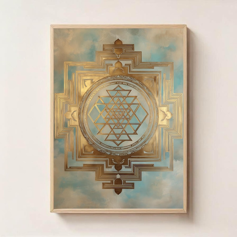 K&ouml;nnte beinhalten: Gerahmtes Kunstwerk mit einem goldenen geometrischen Design auf einem t&uuml;rkis-goldenen Hintergrund. Das zentrale Design ist ein goldenes Sri Yantra-Symbol, umgeben von komplizierten goldenen Linien und Formen. Das Kunstwerk befindet sich in einem hellen Holzrahmen.