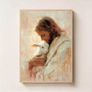 Op de afbeelding: Een ingelijst schilderij toont een man met lang bruin haar en een baard die een wit lam omhelst. De man draagt een wit gewaad en het kunstwerk heeft een zacht, warm kleurenpalet met de nadruk op de figuren.
