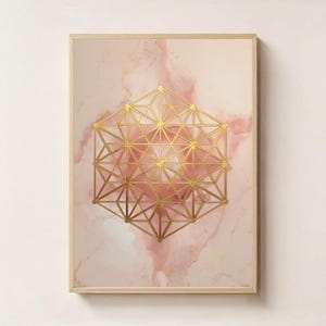 Può includere: Una stampa artistica incorniciata con un design geometrico dorato su uno sfondo acquerello rosa e bianco. L'opera d'arte è racchiusa in una cornice di legno colorata, ideale per l'arredamento della parete. Il motivo geometrico è una disposizione simmetrica di linee interconnesse.