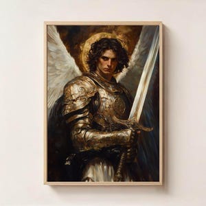 以下が含まれることがあります： 金色の鎧を着て剣を持つ人物が描かれた、額装されたアートワーク。その人物は翼と光輪を持ち、暗い背景をしています。アートワークは木製のフレームに入っており、壁の装飾に適しています。