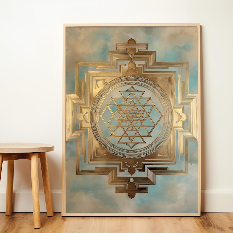 K&ouml;nnte beinhalten: Ein gerahmtes Kunstwerk mit einem goldenen geometrischen Design auf einem t&uuml;rkis-goldenen Hintergrund. Das Kunstwerk hat ein zentrales kreisf&ouml;rmiges Element mit einem komplexen Muster, umgeben von einem quadratischen und rechteckigen Rahmen. Der Rahmen ist hellholzfarben.
