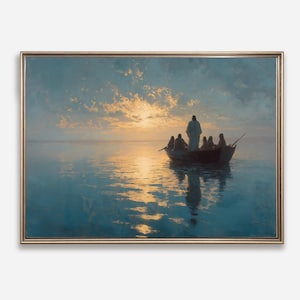 Pode incluir: Uma impressão emoldurada de uma cena religiosa retratando figuras em um barco na água ao pôr do sol. A obra de arte apresenta uma luz quente e dourada refletindo na água, com um céu nublado. O reflexo do barco é visível.