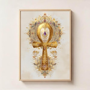 Könnte beinhalten: Gerahmter Druck mit einem goldenen Ankh-Symbol mit aufwendigen Details und einem zentralen lila Edelstein. Das Ankh ist vor einem Hintergrund aus kunstvollen, floral inspirierten Mustern in Gold-, Lila- und Cremetönen platziert. Das Kunstwerk ist in einem hellen Holzrahmen.