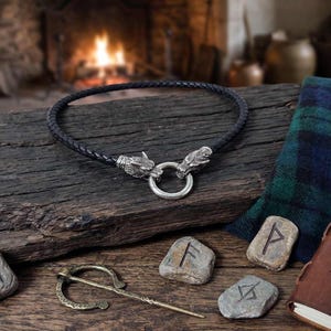 Schwarze Lederkette mit Wolfsköpfen