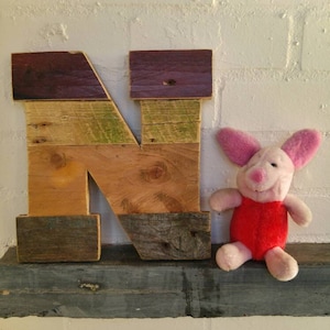Grandes letras de madera hechas de madera de palet de colores recuperados. 28cm de altura. Diseño rústico. Ideal para salones infantiles, bodas, celebraciones.