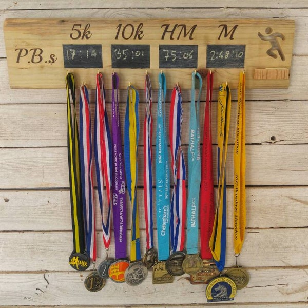 Läufer PB Medaillenhalter mit Tafeln zur Aufnahme von PBs oder PRs. Hergestellt aus Altholz. Kann individuell angepasst werden. Geschenk für Läufer.