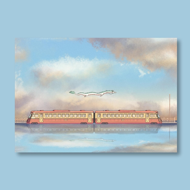 K&ouml;nnte beinhalten: Eine Illustration eines Zuges mit roten und gelben Akzenten, die sich im Wasser darunter spiegeln. Ein langer, gr&uuml;ner Drache fliegt &uuml;ber dem Zug vor dem Hintergrund eines bew&ouml;lkten blauen Himmels. Das Kunstwerk hat einen skurrilen, animierten Stil.