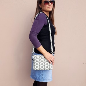 Puumala Crossbody Bag - kleine Schultertasche aus Gobelin-Stoff - Vegane Umhängetasche mit abnehmbaren Gurt - Puumala Crossbody Olive Green