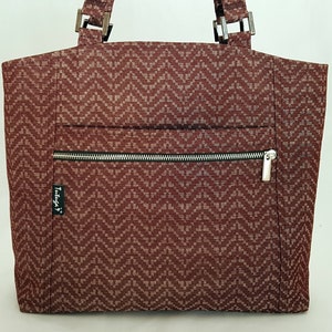 Hamina Schultertasche - weinrote rote Umhängetasche - Chevron Muster Tasche - große vegane Umhängetasche - Zick Zack Muster Beutel mit Taschen