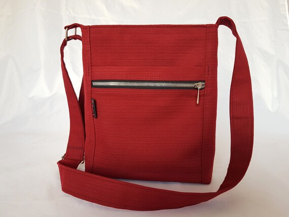 medium sized messenger bag