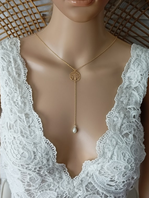 Necklace Styles That Pair Perfectly With V-Necks