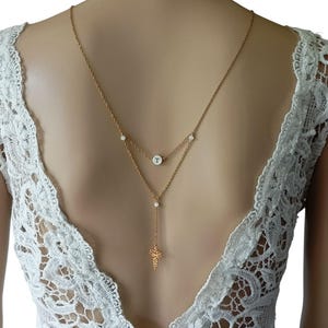 Collar espiritual sin espalda - Joyería nupcial con inicial en la espalda - Budismo, acero decorado con ojo de gato, letra personalizada en oro - Actitud zen de loto