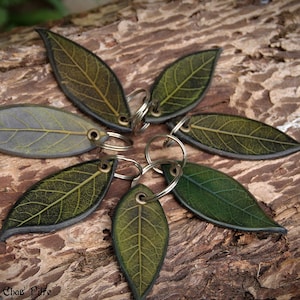 Green leaf leather key ring