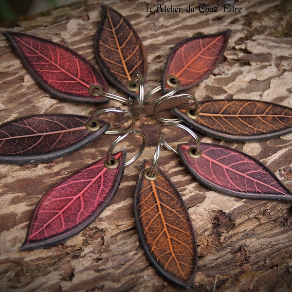 Porte clé feuille en cuir Marron ou Fushia