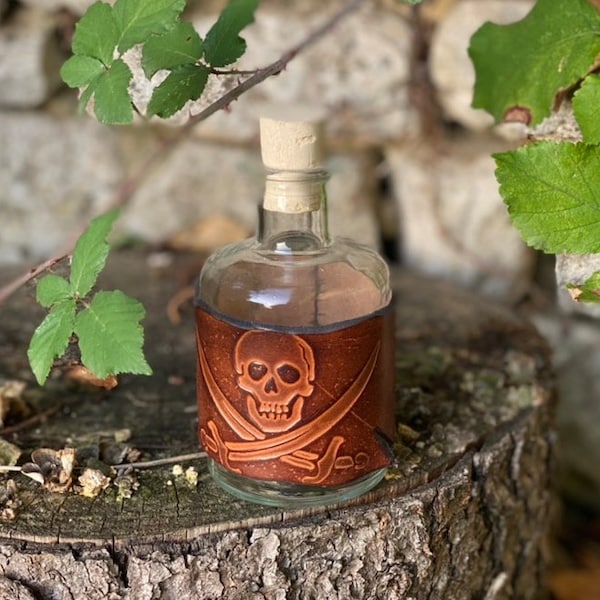 Fiole Pirate, bouteille en verre décorée de cuir sculpté