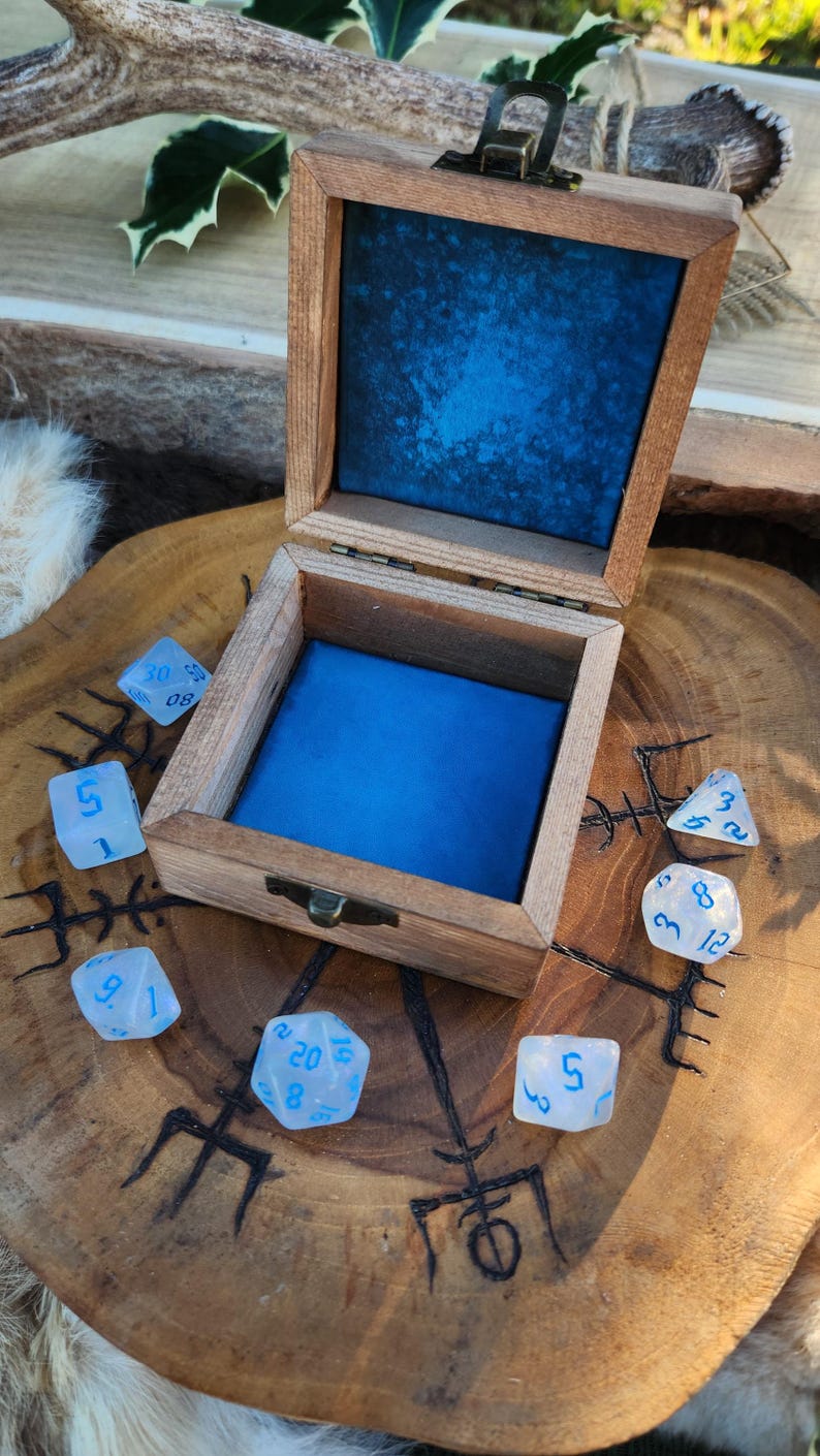 SIQUK Lot de 2 plateaux à dés en cuir PU avec support pliable hexagonal pour jeux de dés comme RPG, DND et autres jeux de table (Bleu royal, Orange SIQUK Lot de 2 plateaux à dés en cuir PU avec support pliable hexagonal pour jeux de dés comme RPG, DND et autres jeux de table (Bleu royal, Orange