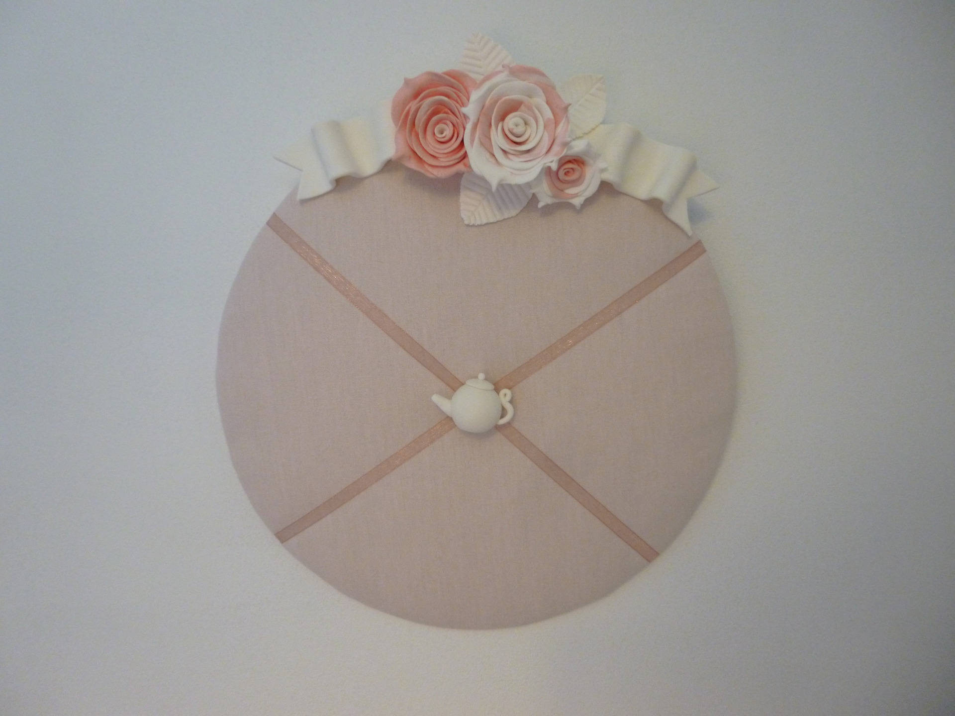Tableau d'affichage Rond en Tissu Orné de Roses Vanille Fraise