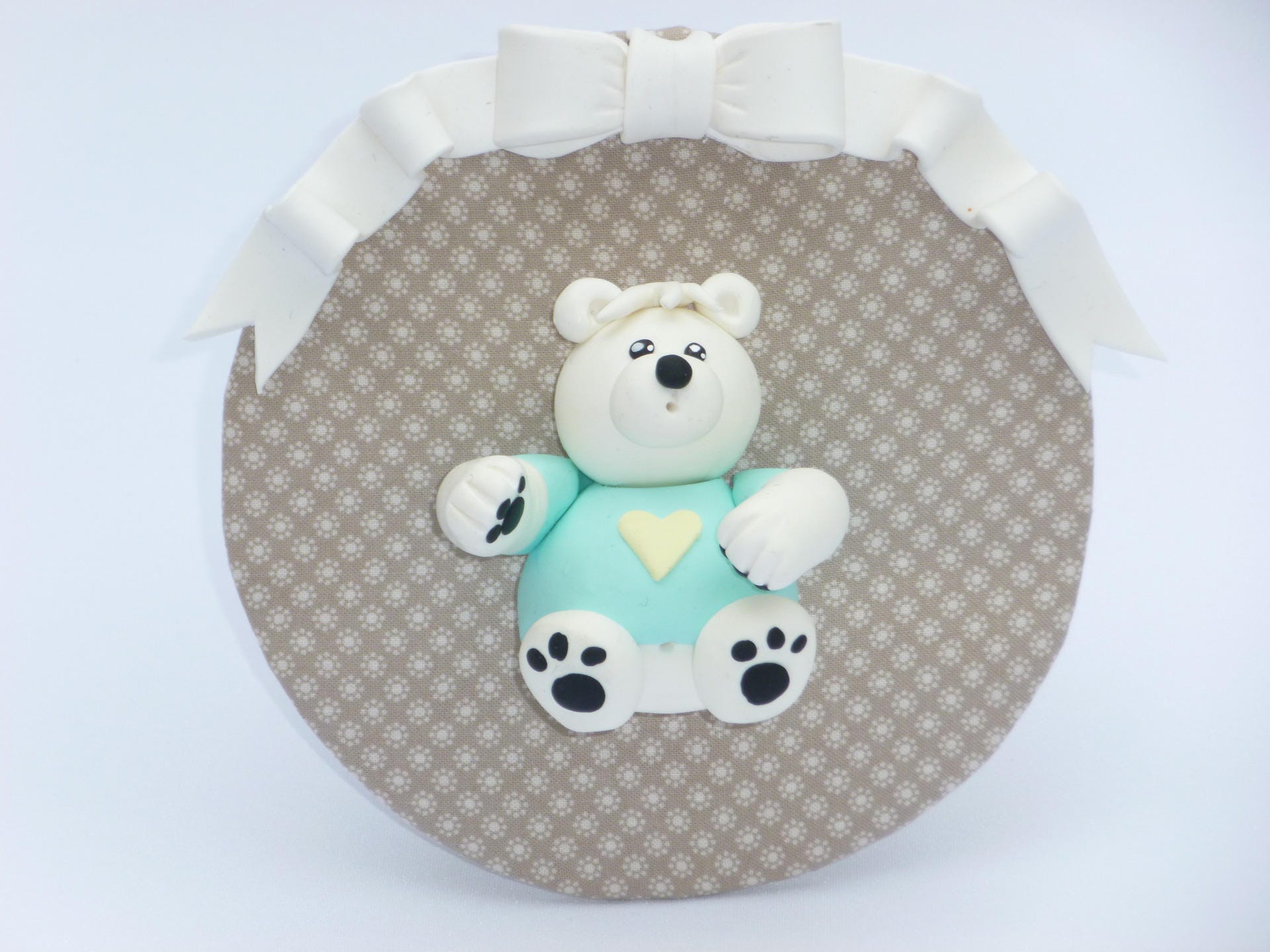 Cadre Rond avec Un Noeud et Ourson Blanc en Pâte Polymère