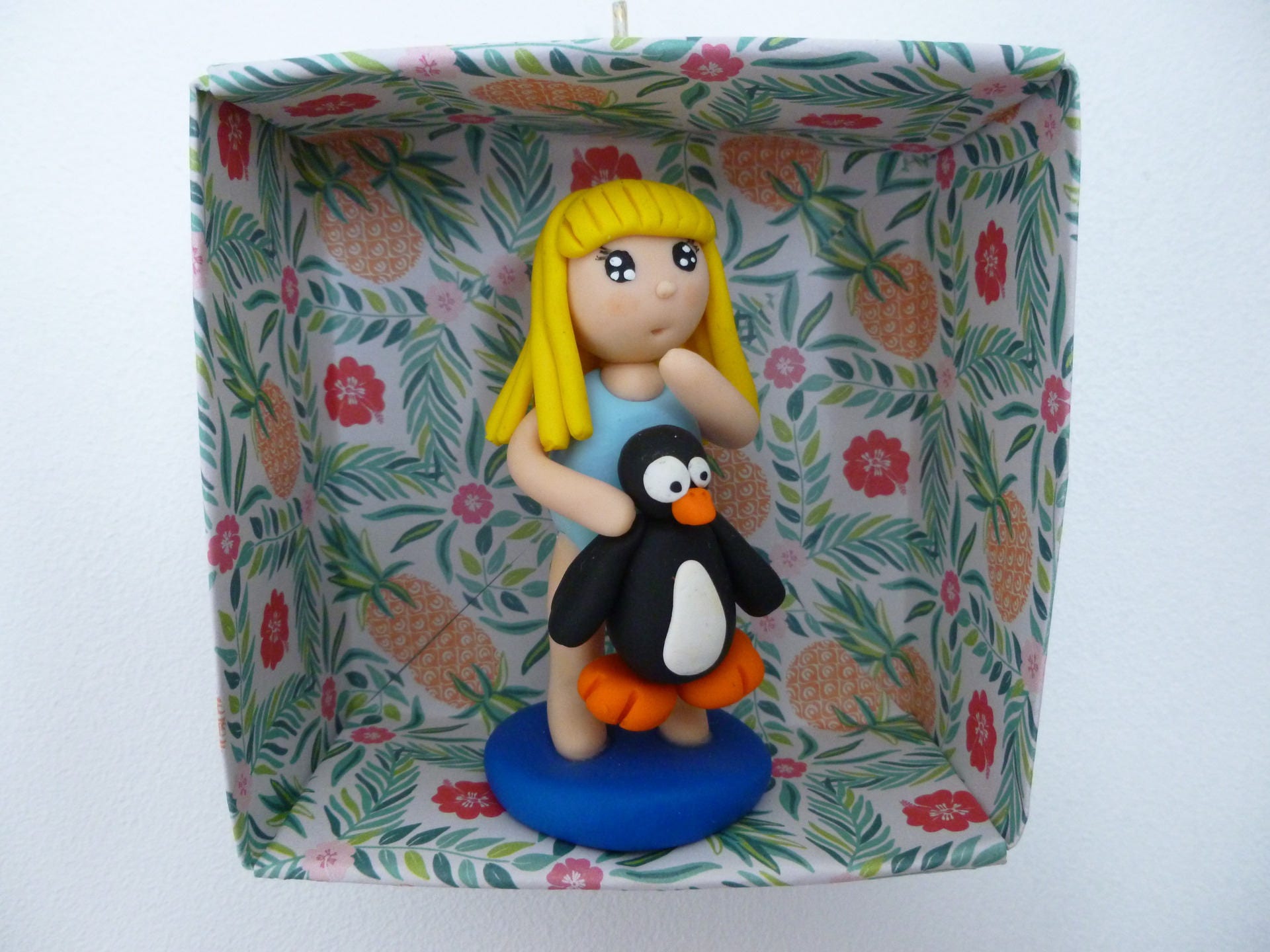 Demoiselle avec Sa Bouée Pingouin Dans Son Joli Cadre Origami