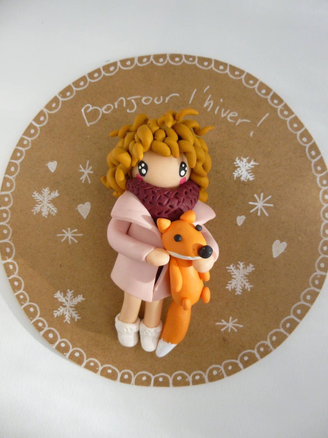 Cadre Rond Bonjour L'hiver avec Demoiselle en Pâte Polymère