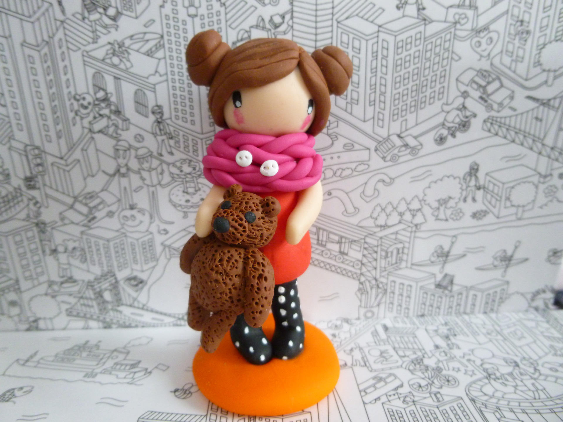 Petite Demoiselle avec Un Snood Rose en Pâte Polymère