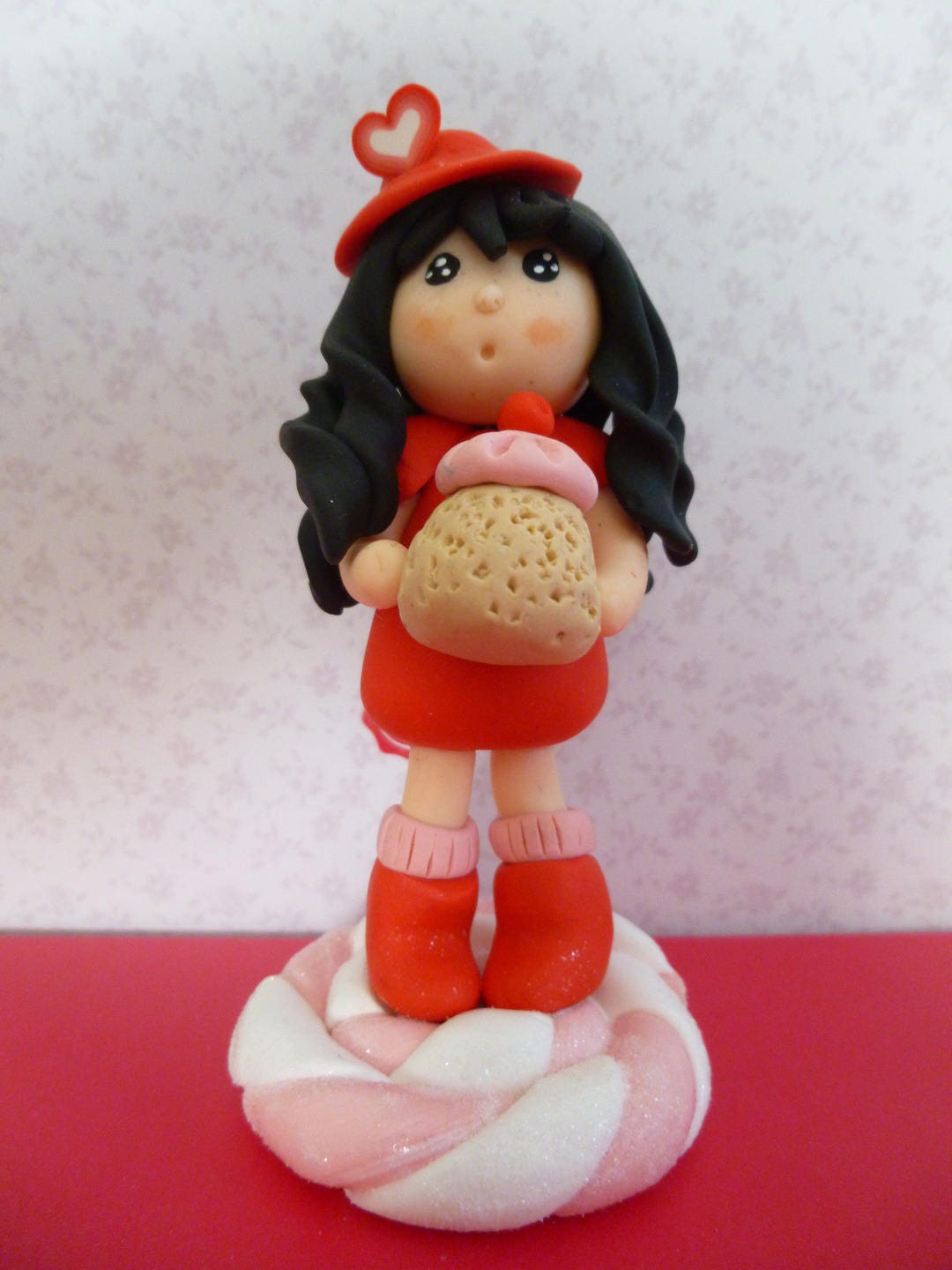 Demoiselle Gourmande Posée sur Un Gros Bonbon