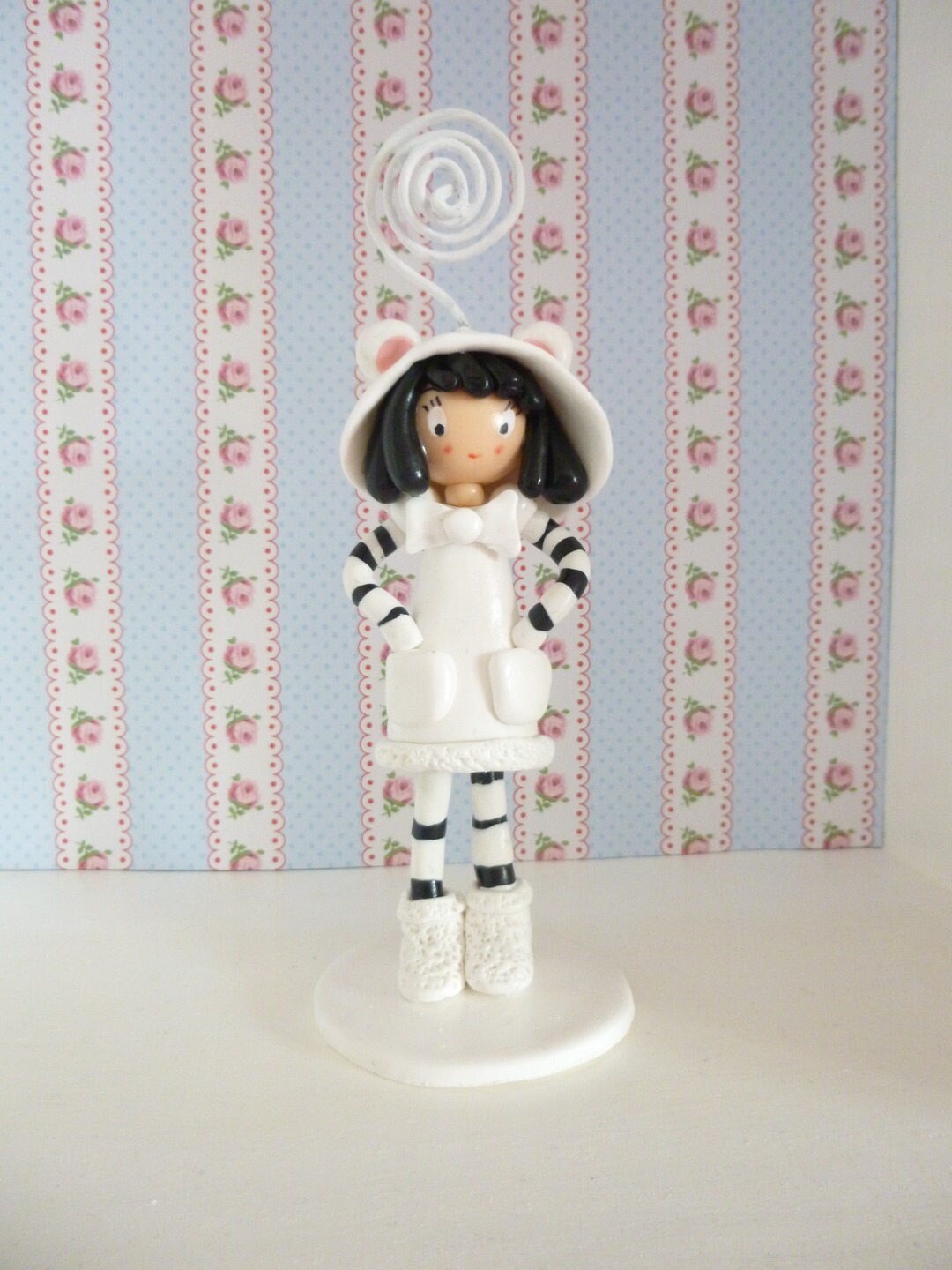 Demoiselle en Argile Polymère et Fil de Fer Spirale