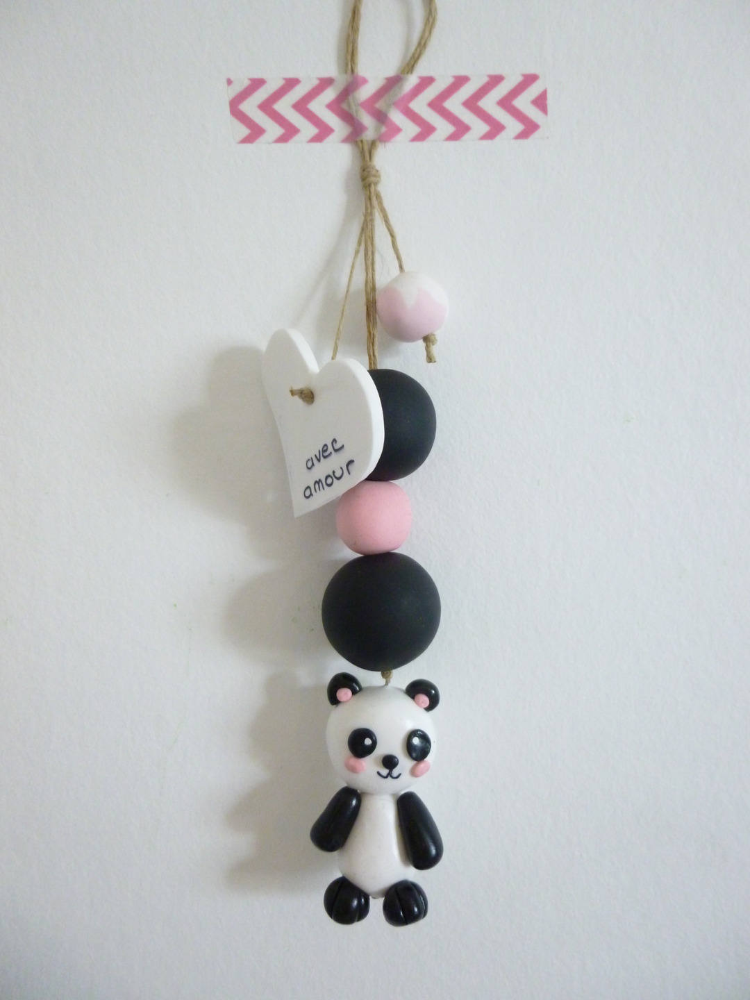 Panda Kawai avec Ses Perles et Son Cœur en Argile Polymère à Accrocher