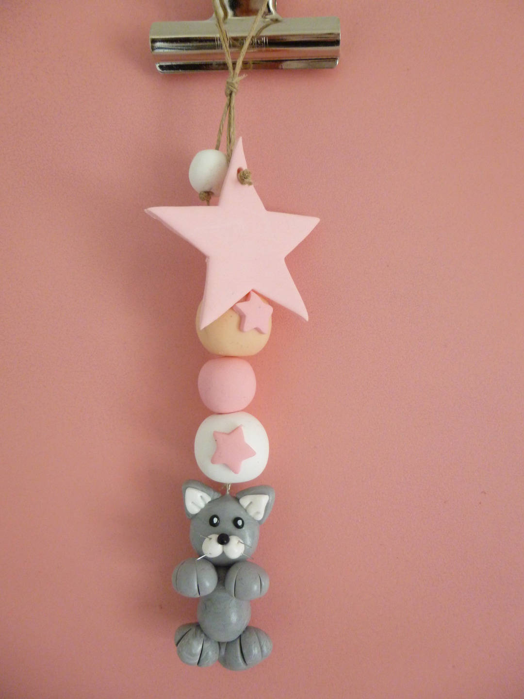 Chat Gris avec Ses Perles Roses, Blanches, Pêches et Son Étoile à Accrocher