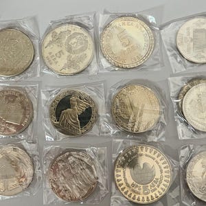 Medaglie della Bulgaria, 17 pezzi. Collezione di monete commemorative "1300 anni di Bulgaria" (Proof) con Cavaliere di Madara, Volo spaziale 2 e 5 Leva RARE
