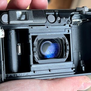 Fotocamera analogica vintage Konika Lexio 70 W, Giappone, in perfette condizioni, con custodia in pelle.