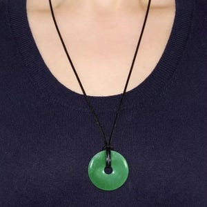 Aventurin grün Donut Anhänger ca. Ø 25 mm mit 80 cm Lederband 2 mm Dicke und Edelsteinkarte Talisman Schutzsymbol Steintaler Halskette